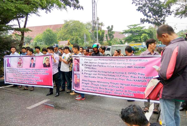 Pendemo Tuding Pimpinan DPRD Riau jadi Makelar Proyek